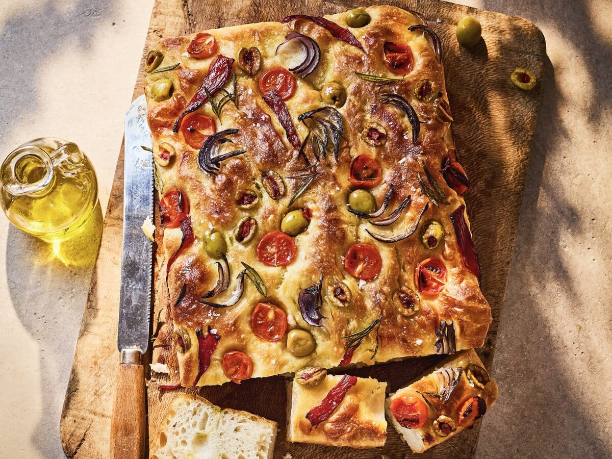 Loaded focaccia met olijven, tomaat, paprika, ui en kruiden