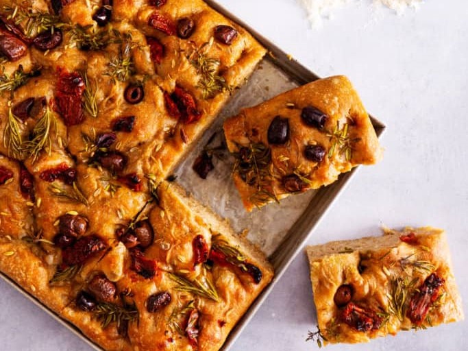 Olijvenfocaccia, tijm, rozemarijn en zongedroogde tomaat