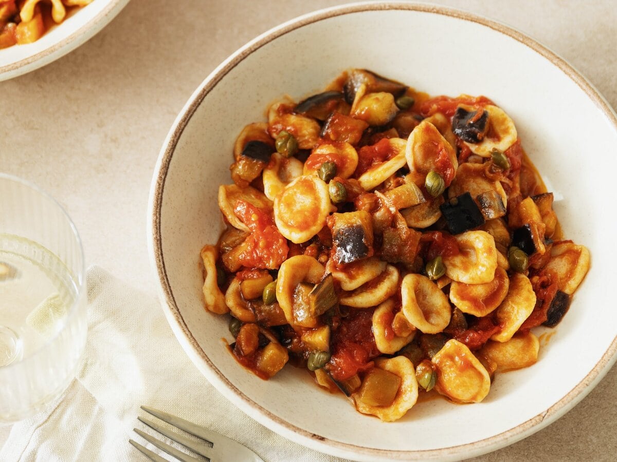 Orecchiette alla norma met tomaten, aubergine en kappertjes