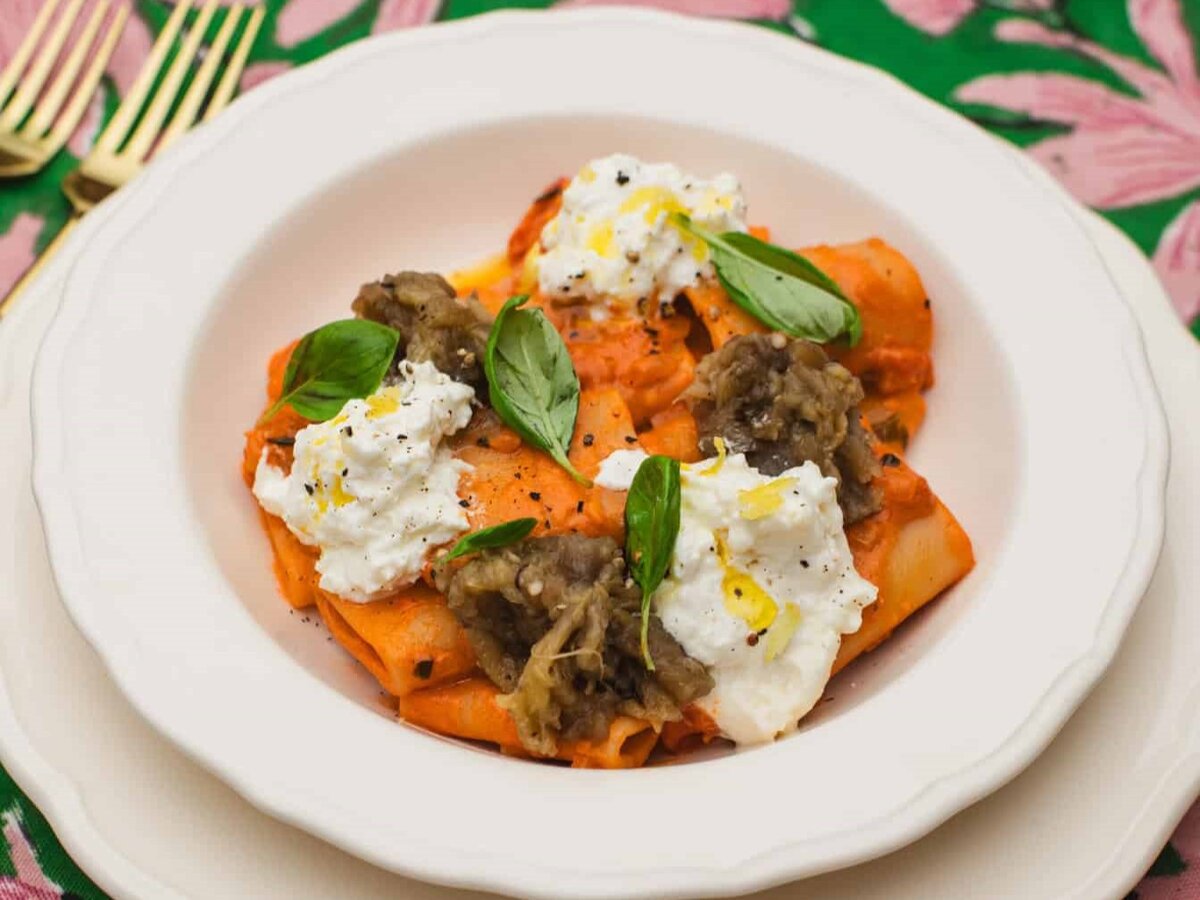 Paccheri met tomatensaus, burrata en gerookte aubergine