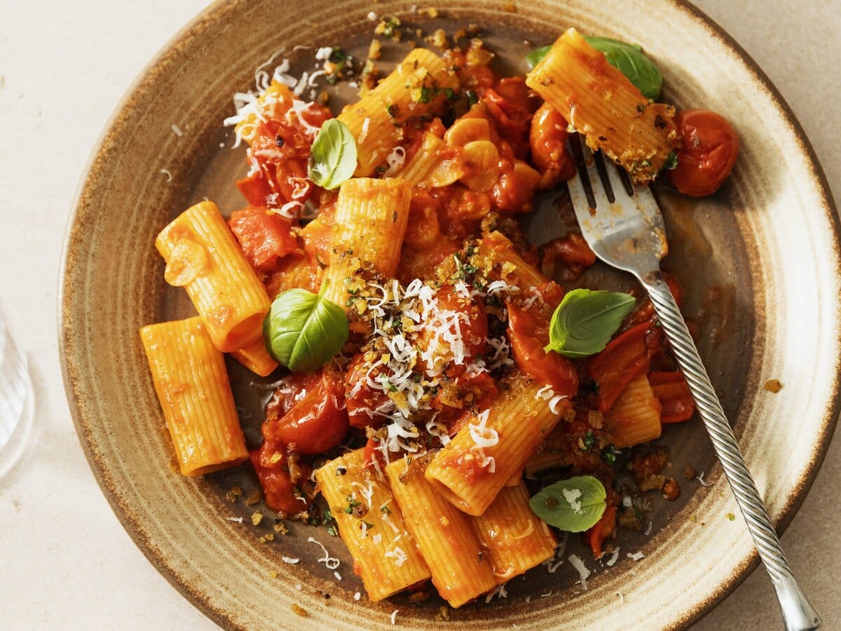 Rigatoni all’arrabbiata met tomaat, basilicum, boodkruim en geraspte kaas