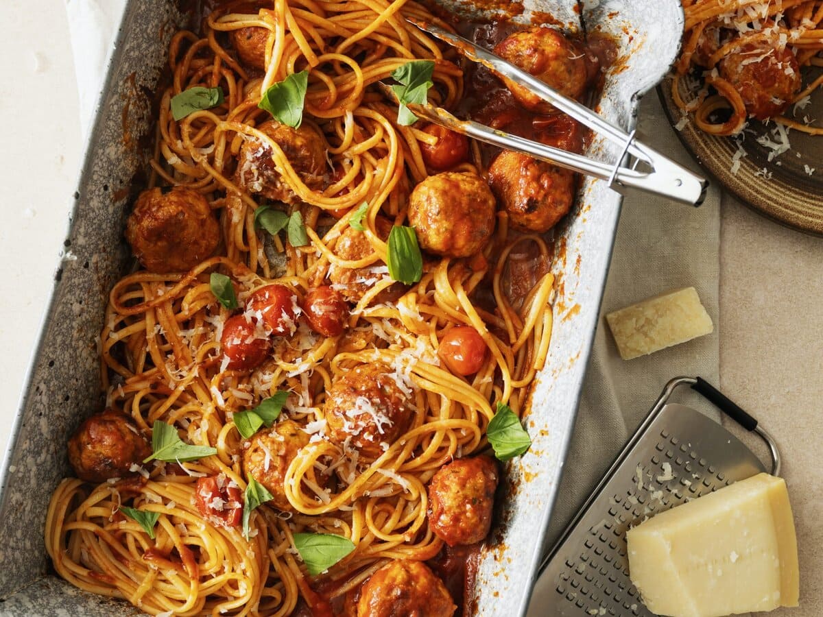 Spaghetti in rode saus pittige kipgehaktballetjes, tomaat, basilicum en parmezaan in een ovenschaal