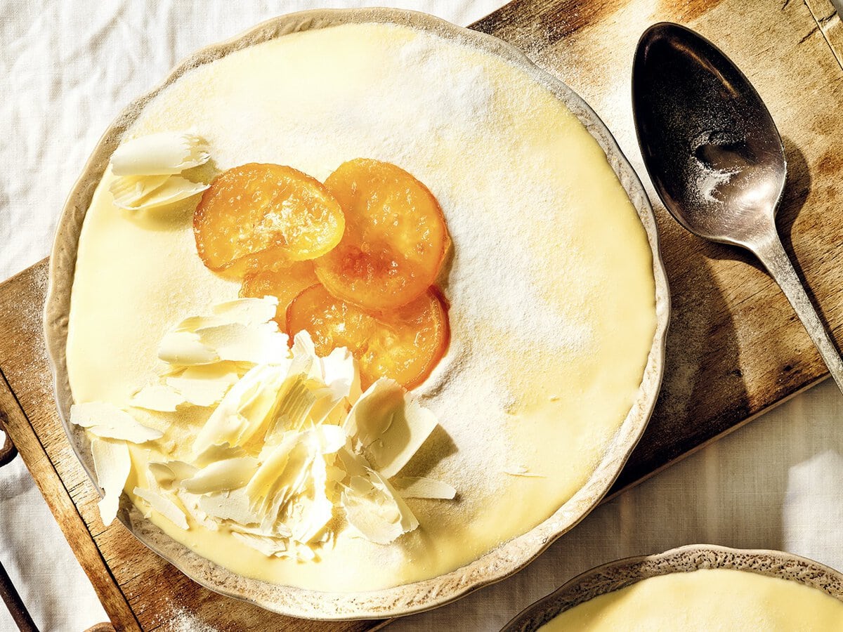 Bakje tiramisu met yuzu en witte chocolade, met witte chocolade schaafsel en gekonfijte citrus bovenop