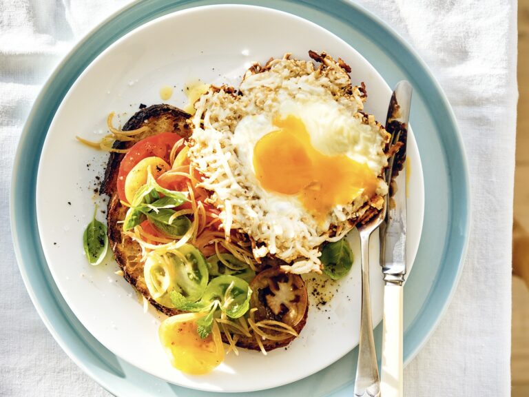 Tomatentoast met sesam-halloumi-eieren