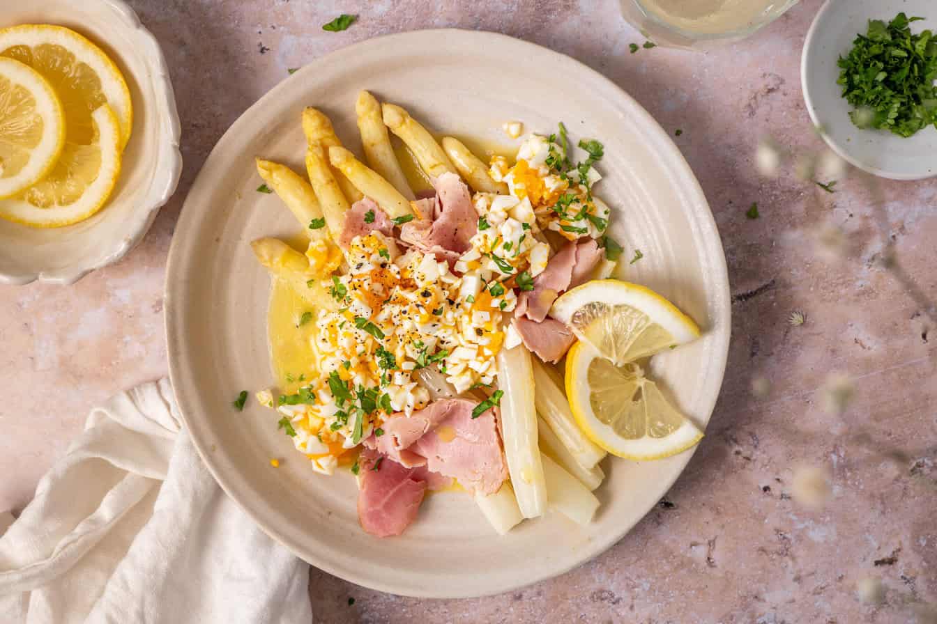 Asperges met ham, ei en botersaus