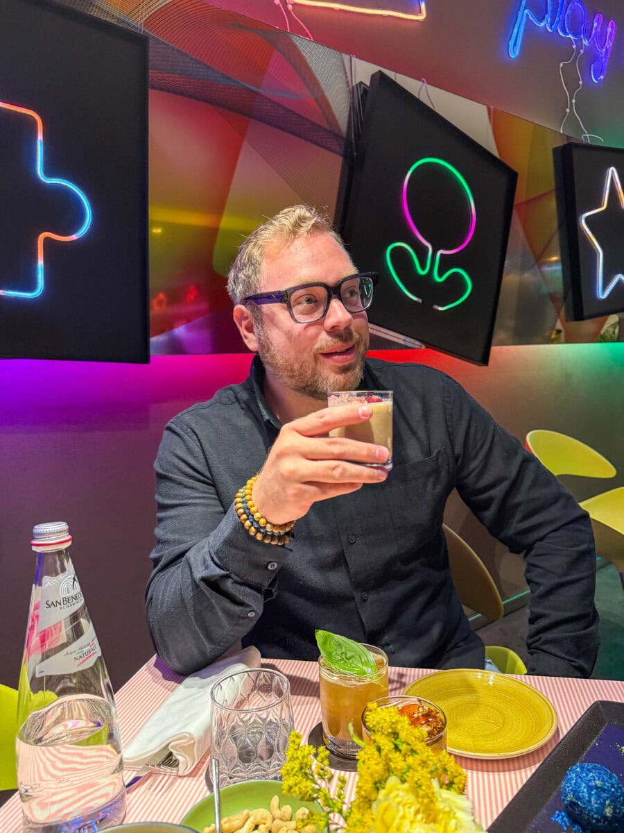 Bas drinkt een cocktail bij nhow Milano