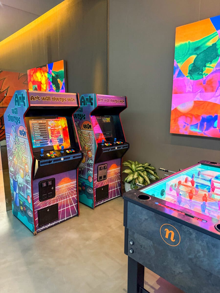 Speelmachines in de hal van nhow Milano