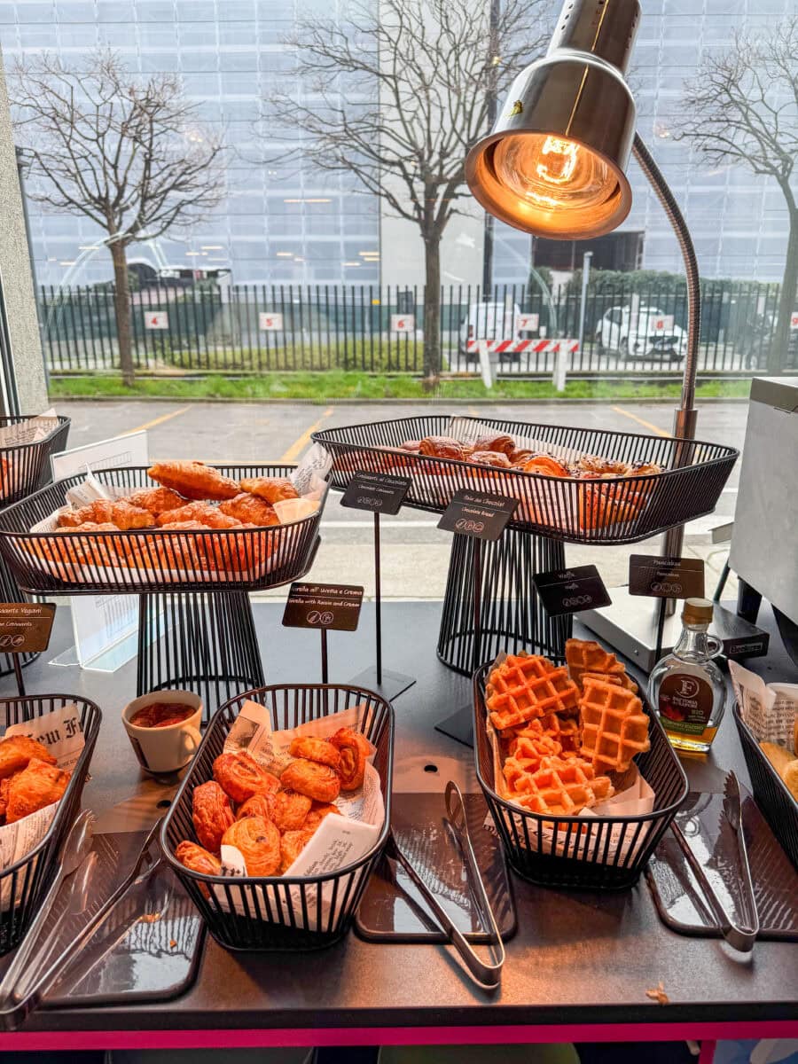 Croissants en wafels bij hotelontbijt