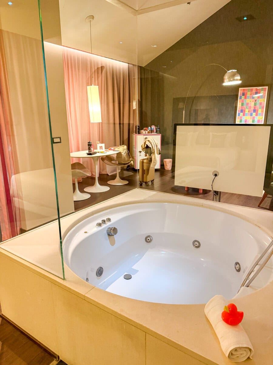 bad in de suite van nhow Milano