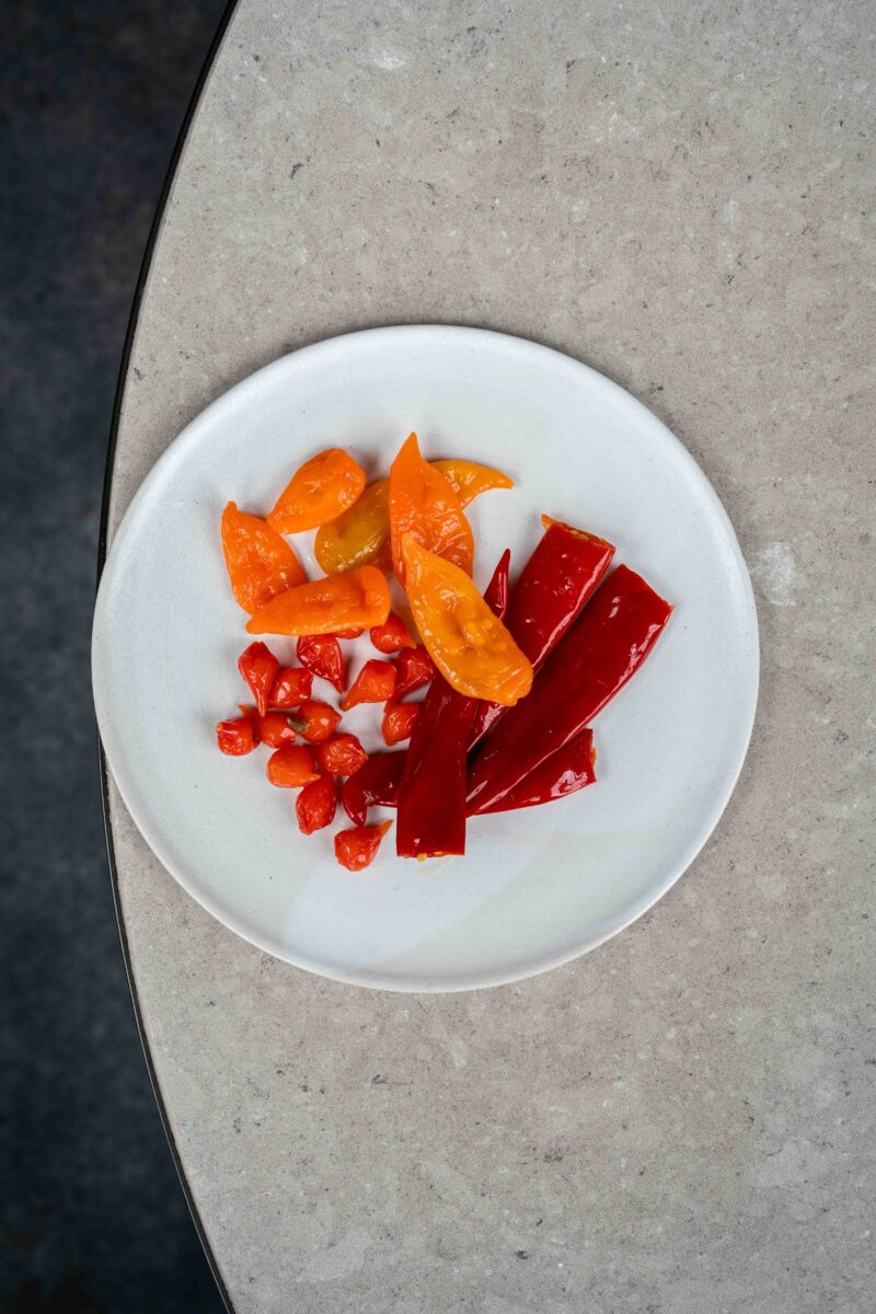 opgemaakt bord met sambal bij hemel en aarde