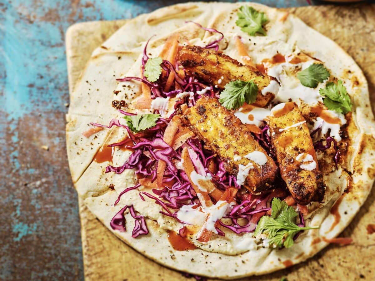 Wrap met kool, halloumi, dressing en koriander