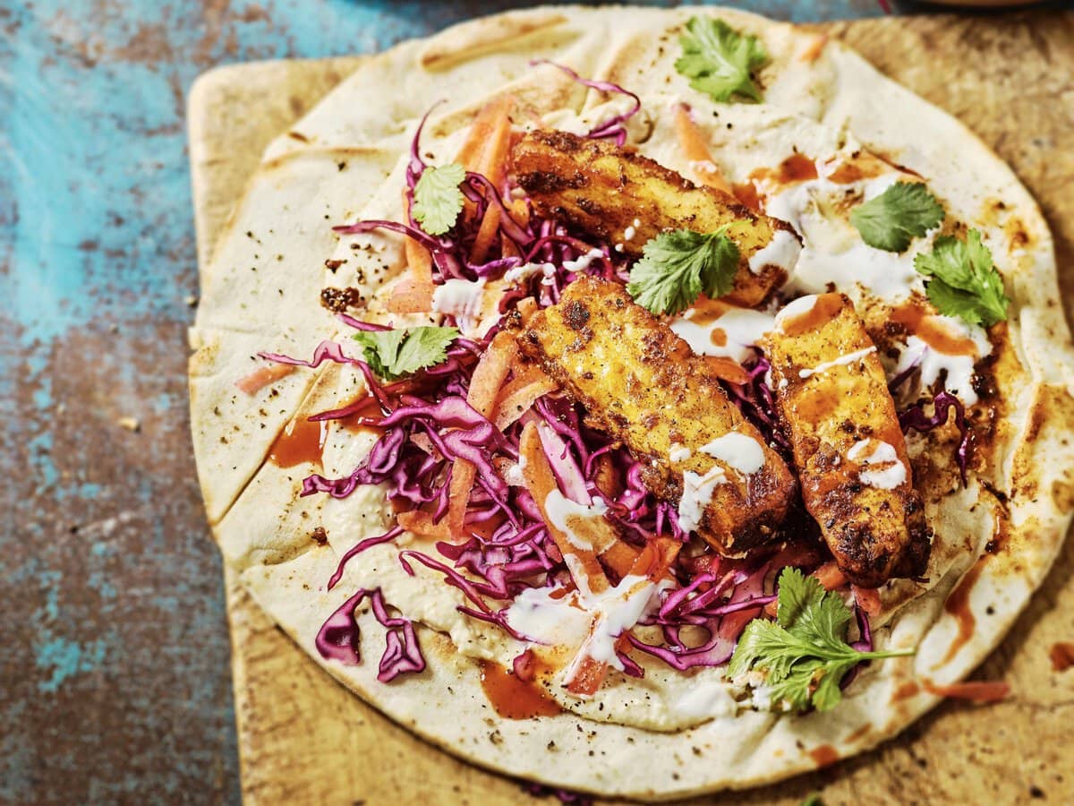 Wrap met kool, halloumi, dressing en koriander