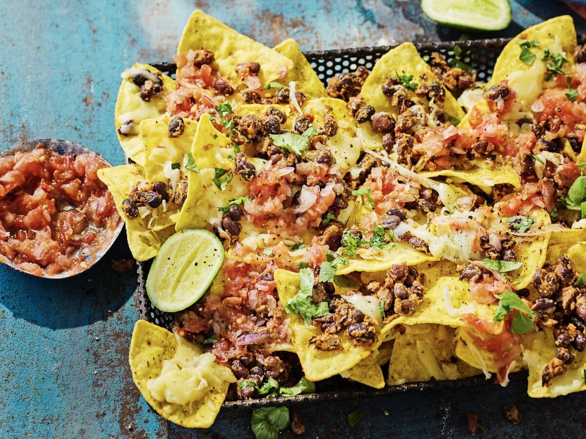 Airfryer nachos met zwarte bonen, kaas, koriander, salsa en limoen