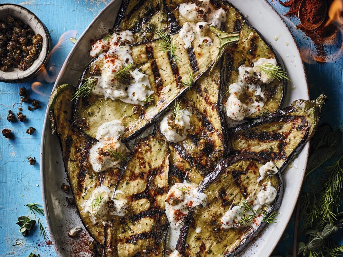 Plakjes gegrilde aubergine met feta-honingyoghurt en smokey kappertjes