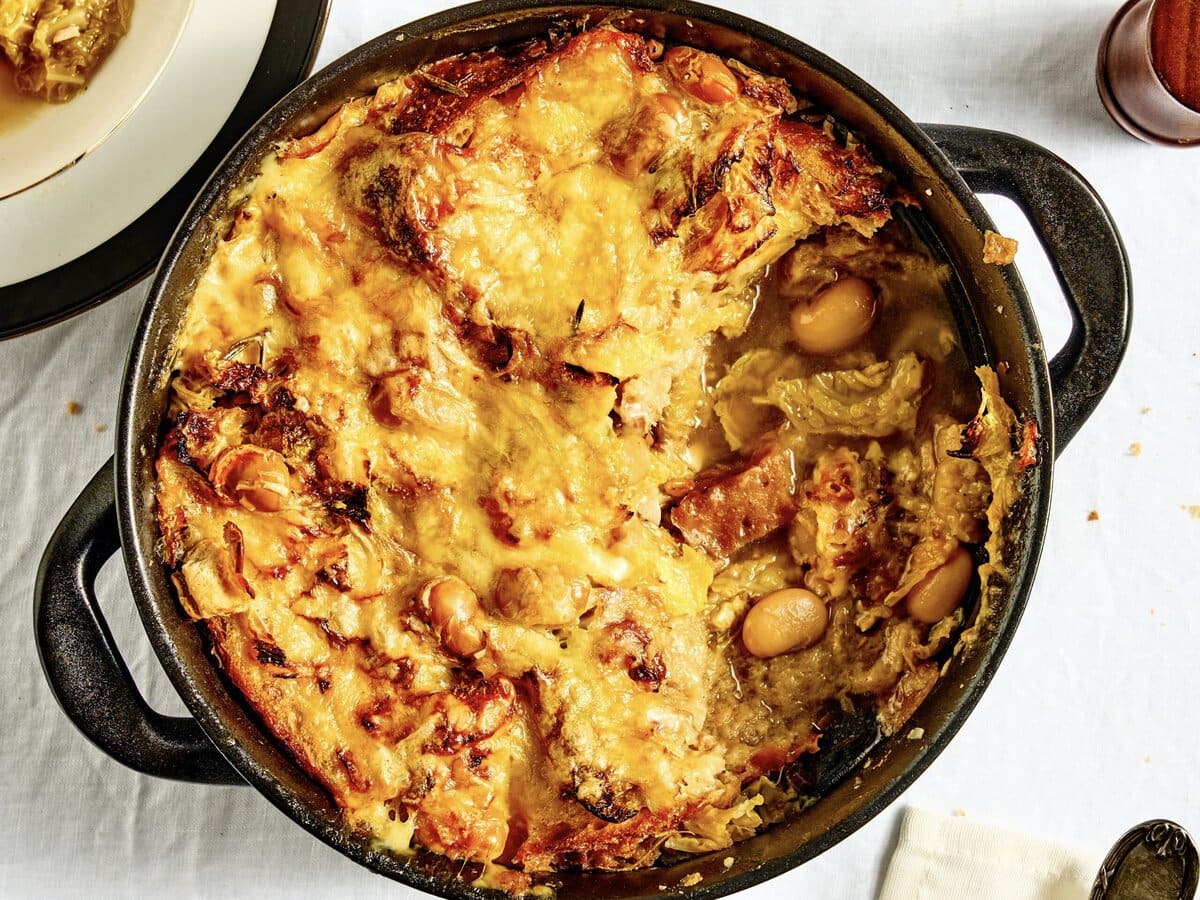 Broodsoep met kool, kaas, witte bonen en pancetta uit de oven