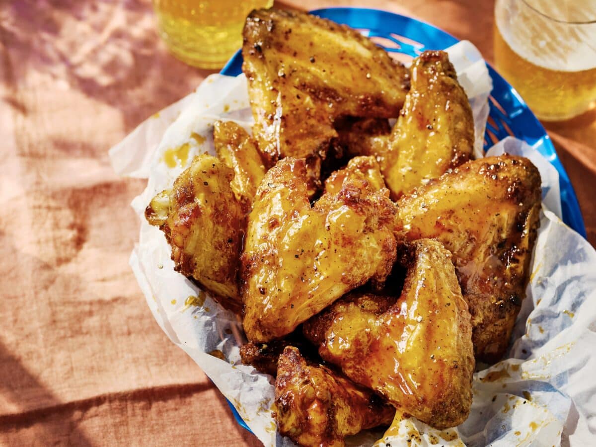 Buffalo wings uit de airfryer, geserveerd met een bakje ranch dressing