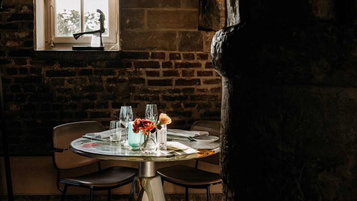 Gedekte tafel bij Restaurant L'Auberge in Maastricht