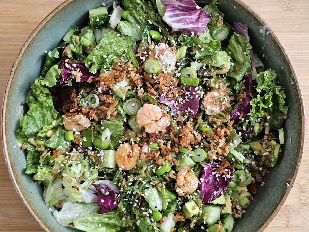 Crispy rice salad in een kom