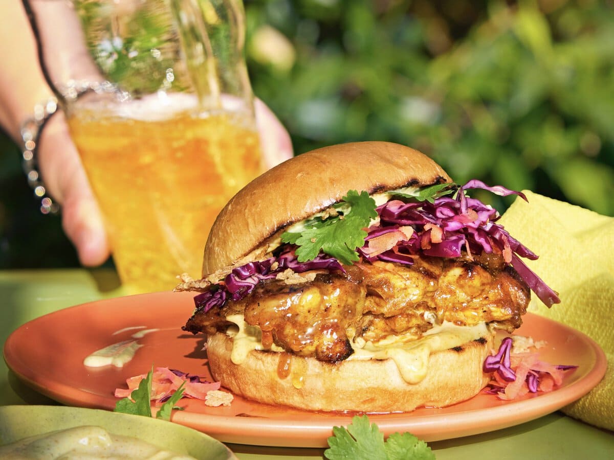 Currykipburgers met mango-glazuur, mayonaise, koolsalade en koriander