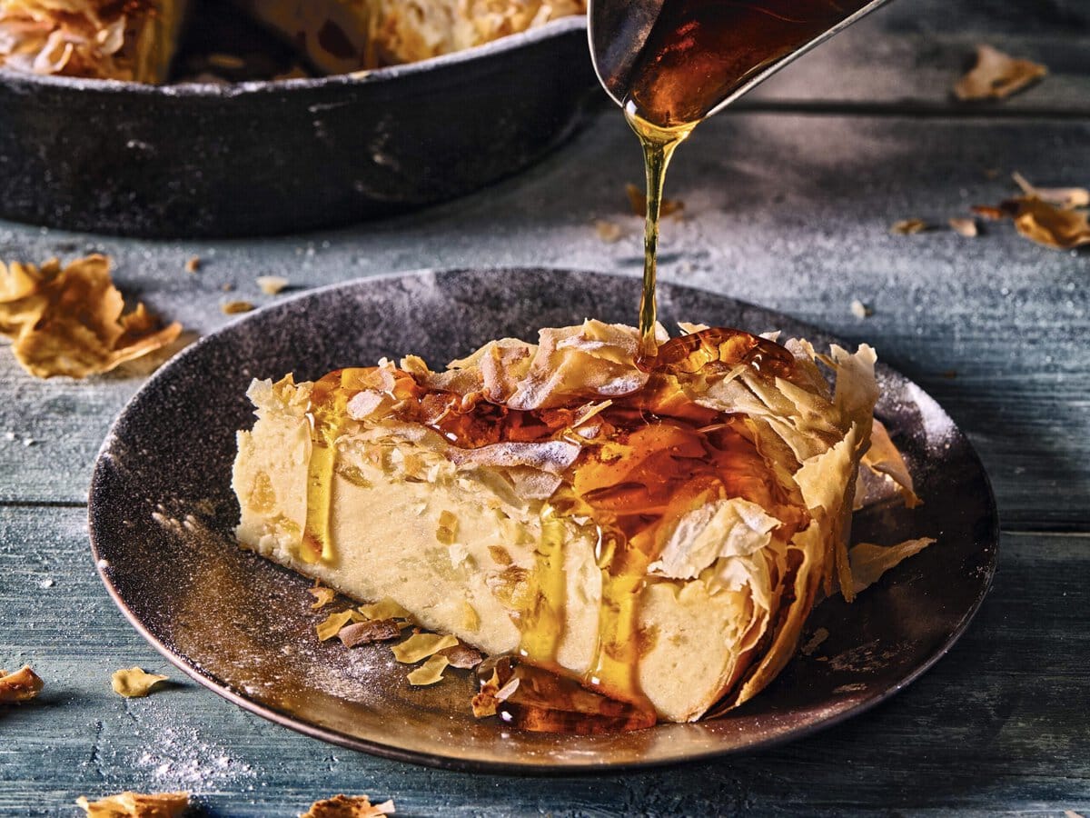 Galaktoboureko, custardtaart met filodeeg en ouzo-abrikozen, met daarover siroop