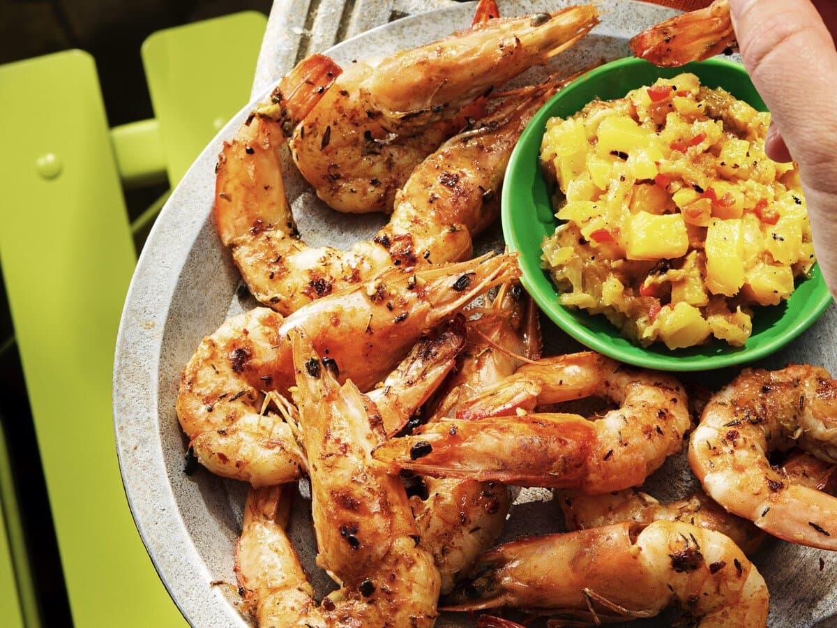 Gegrilde tijgergarnalen met gegrilde ananasalsa in een bakje erbij