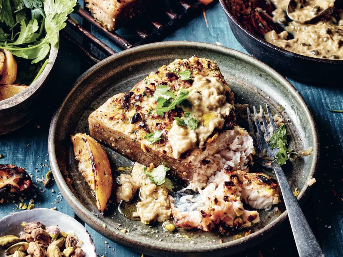 Gegrilde zwaardvis met pistachecrumble en creamy citroen-kappertjessaus