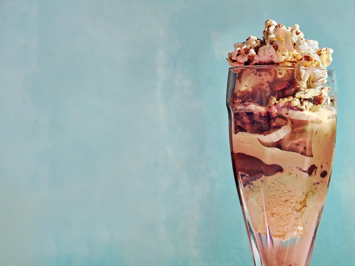 Gezouten pecan banoffee ijscoupe met popcorn bovenop