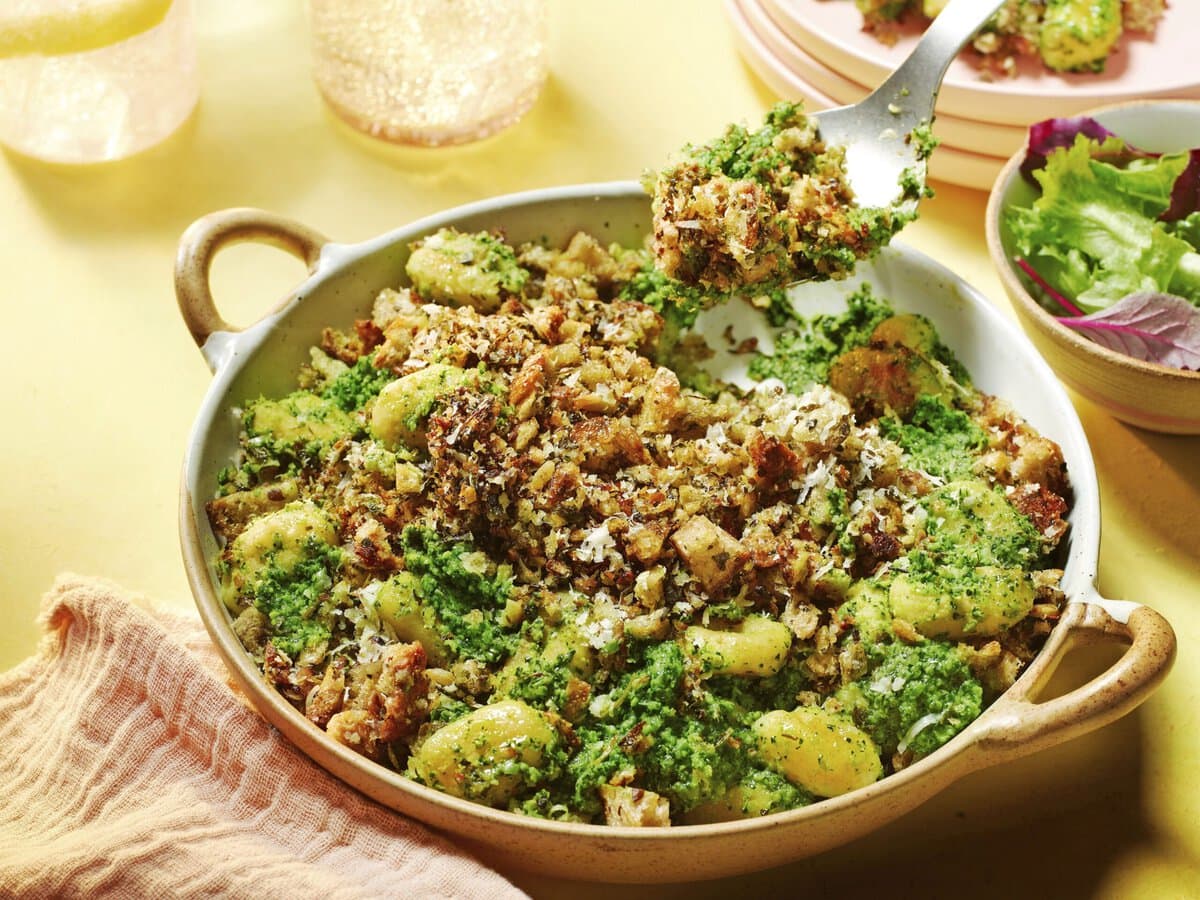 Gnocchi met boerenkoolpesto en broodkruim