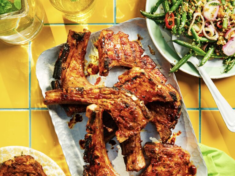 Gochujang lamskoteletjes met sesambonensalade