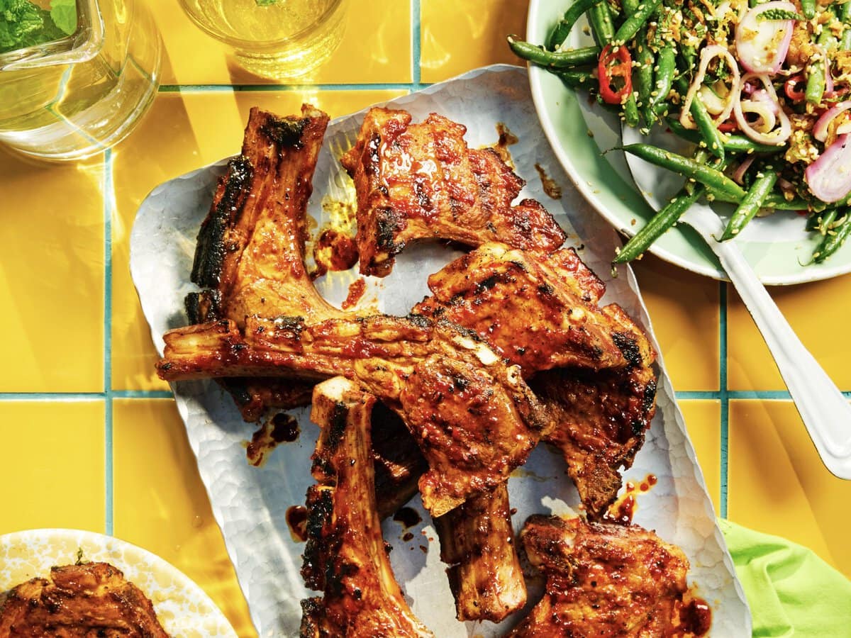 Gochujang lamskoteletjes, geserveerd met sesambonensalade met rode ui en rode peper
