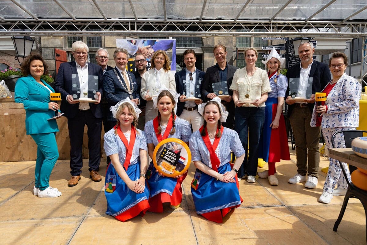 Winnaars en jury op het podium tijdens de Gouda Cheese Awards 2026