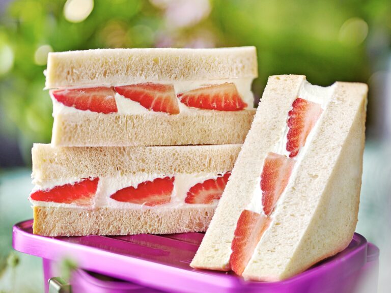 Japanse sando sandwich met aardbei