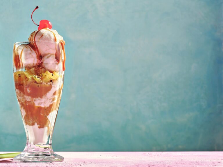 Piña colada ijscoupe met rumkaramel