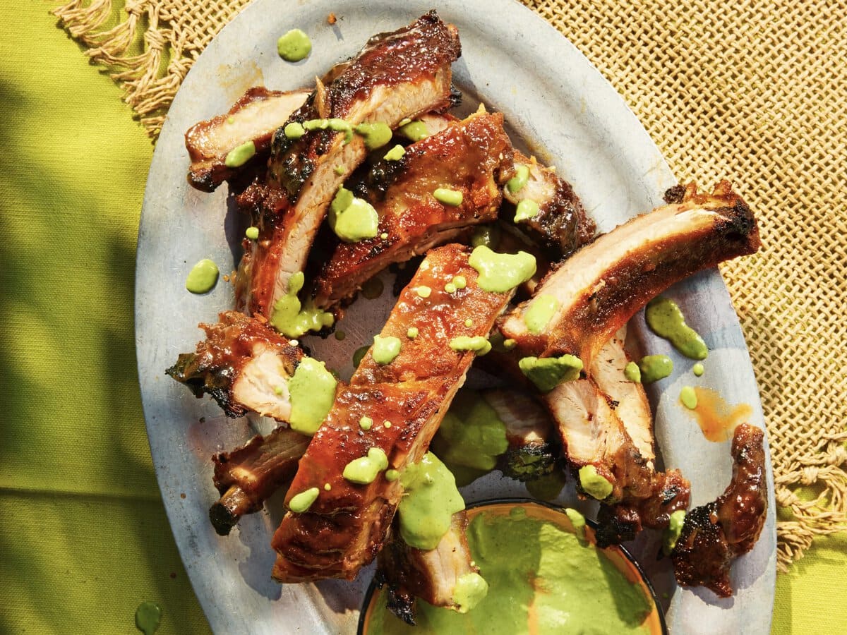 Sticky tamarinde spareribs in stukken, geserveerd met groene salsa