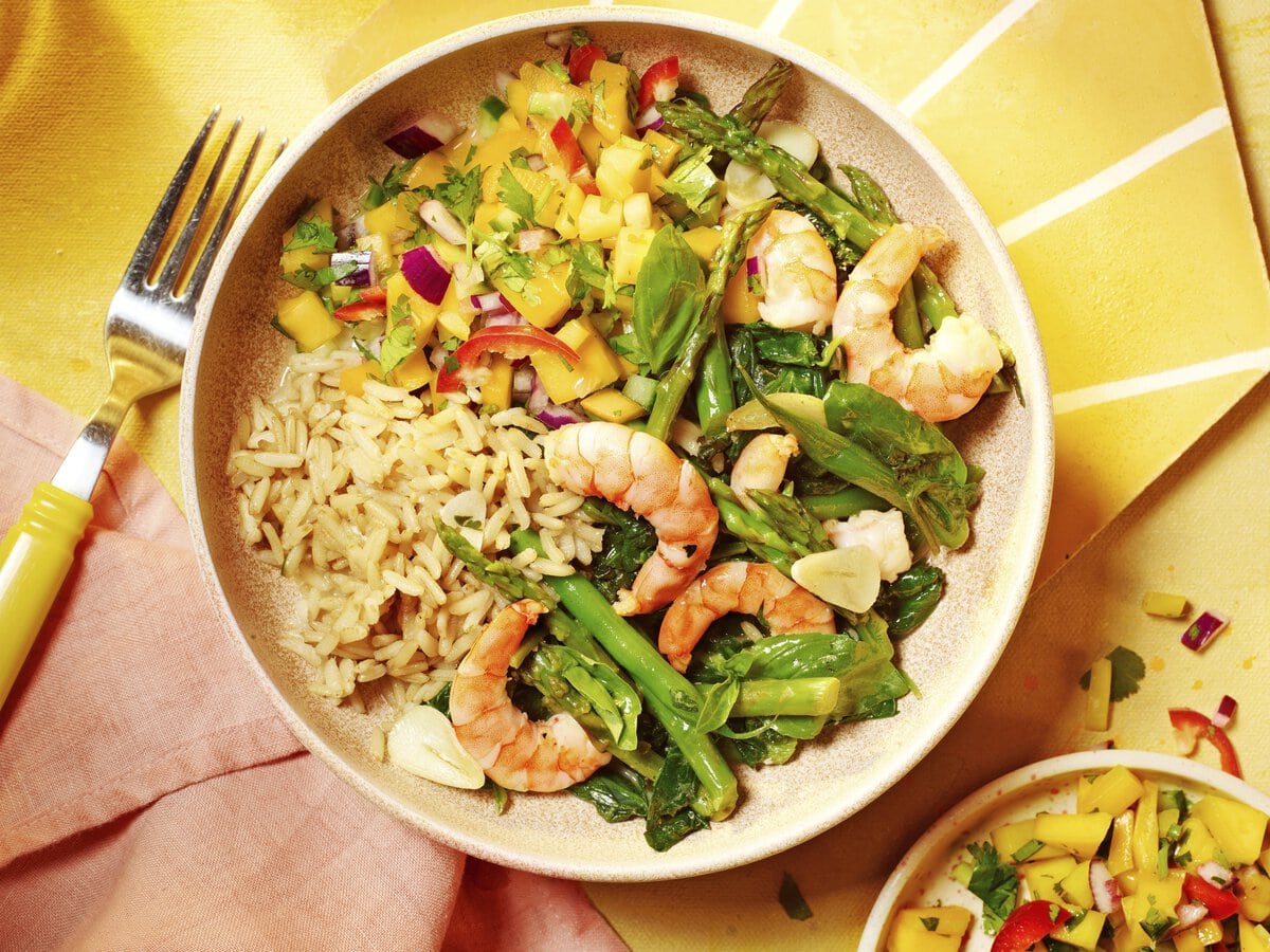 Thaise roerbak met garnalen en mangosalsa