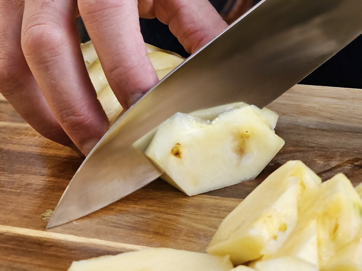 ananas snijden met mes
