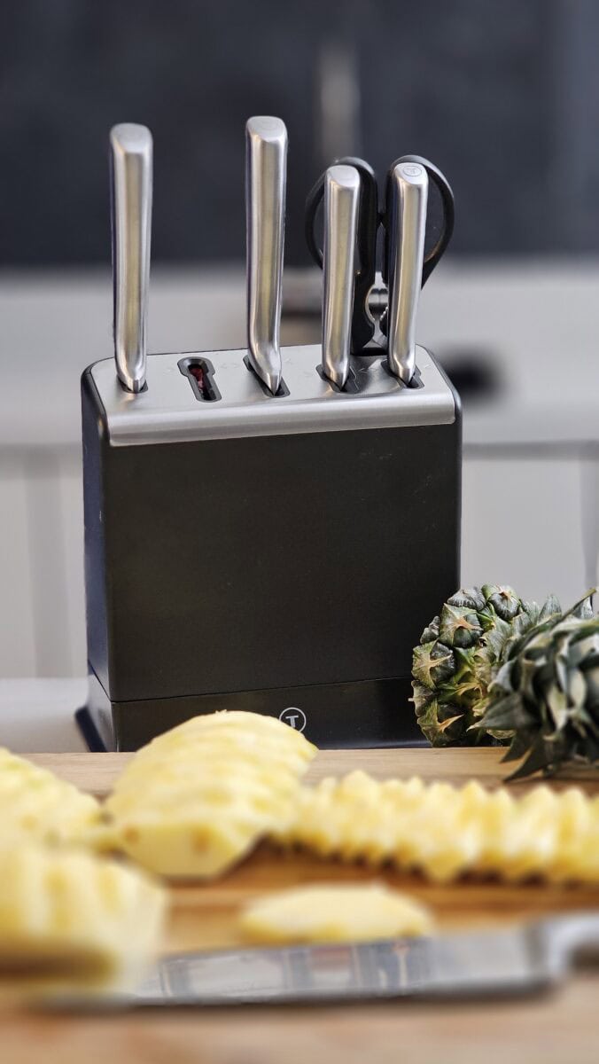 tefal messenblok met ananas ervoor