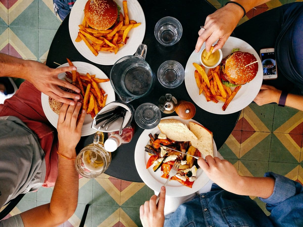 Tafel vol met eten in een restaurant