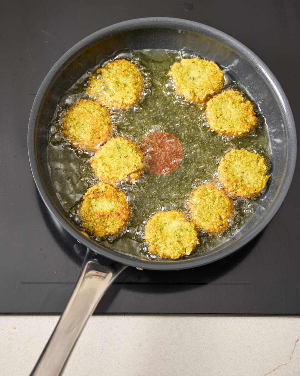 falafel in olie in pan