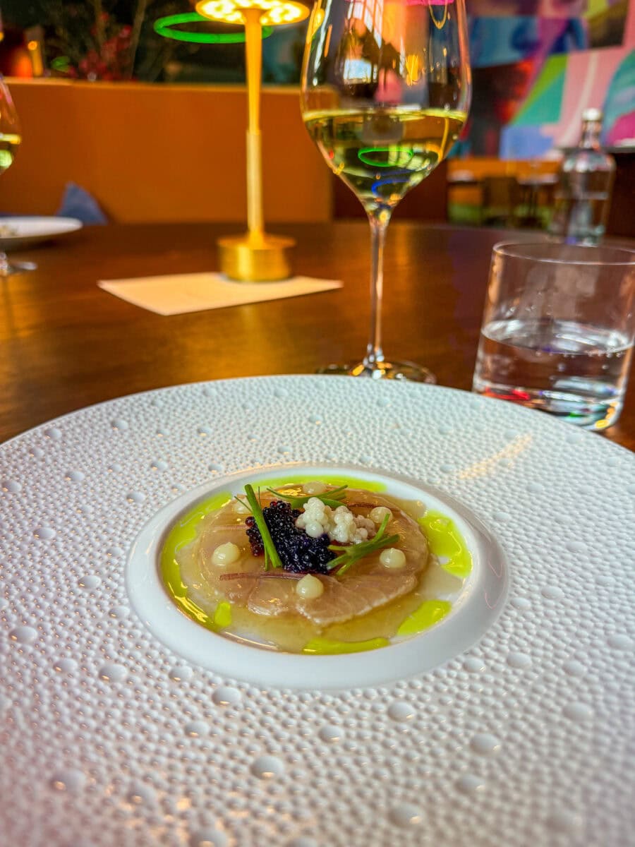 Hamachi met dashi bij Daalder