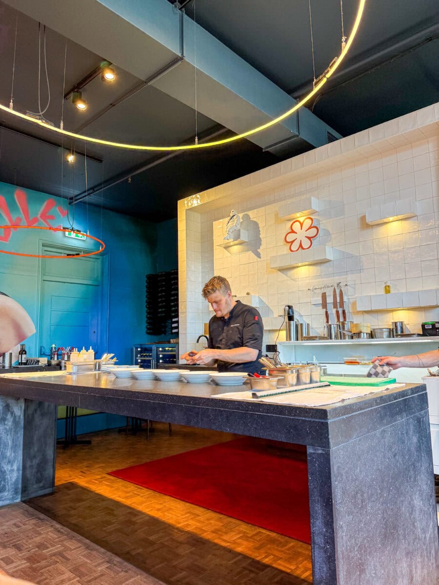 Chef aan het werk in de keuken van Daalder in Amsterdam