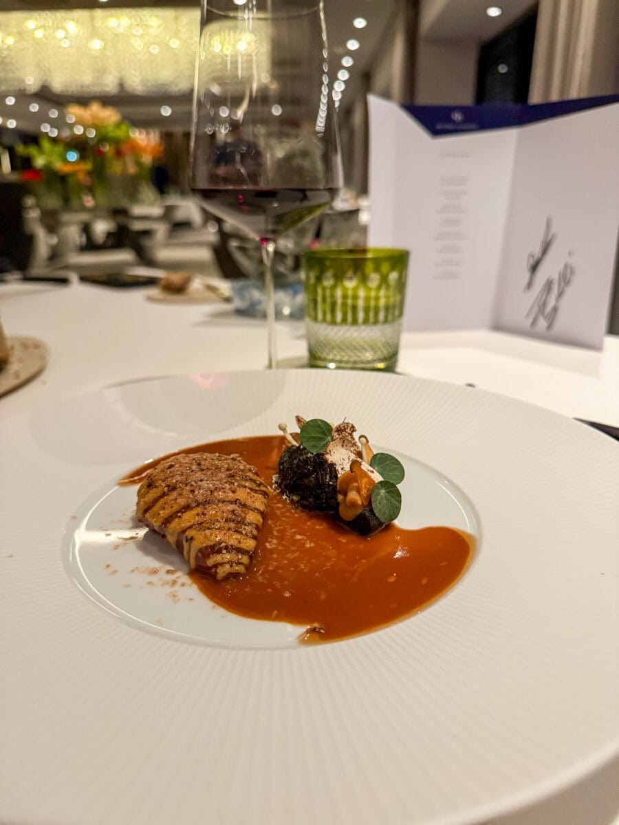 Gerecht met duif bij Ciel Bleu in Hotel Okura Amsterdam
