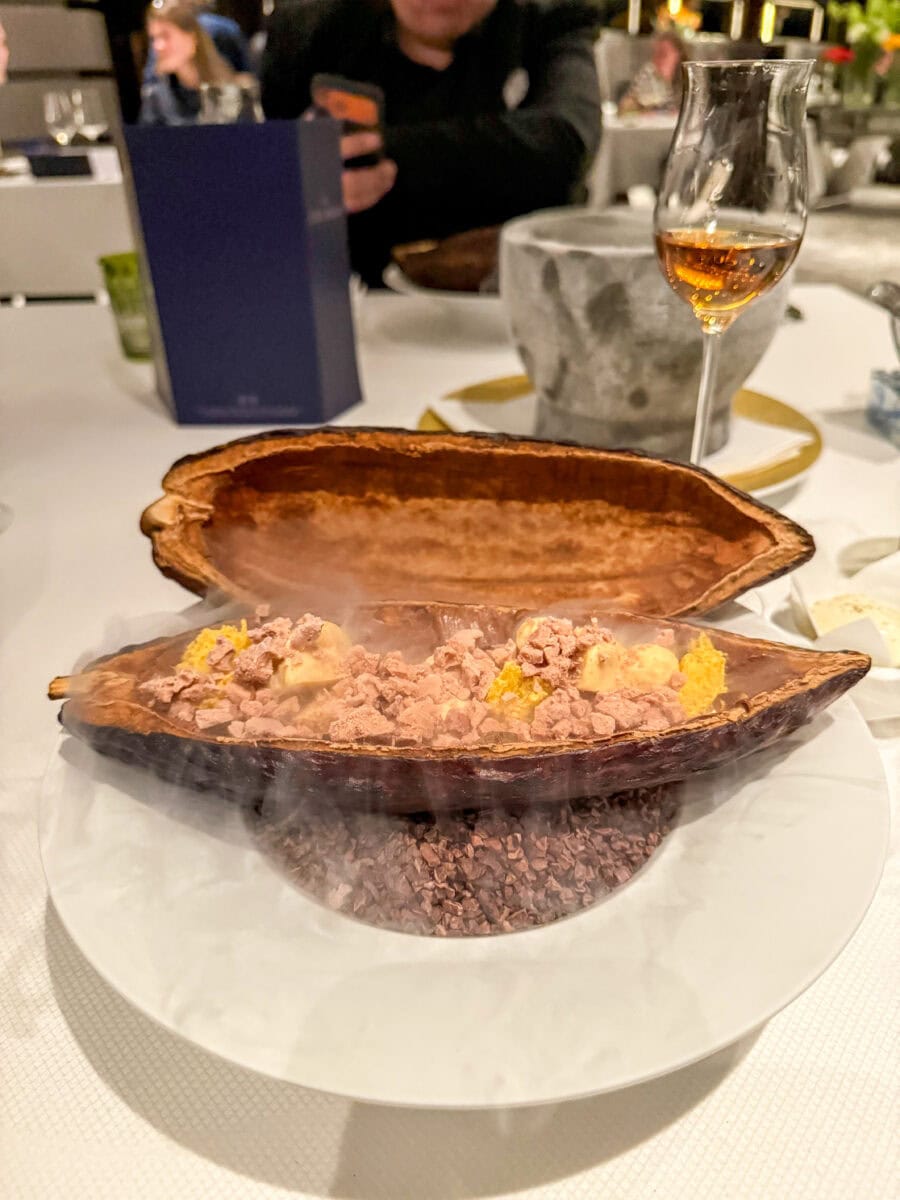 Dessert met cacao bij Ciel Bleu Restaurant