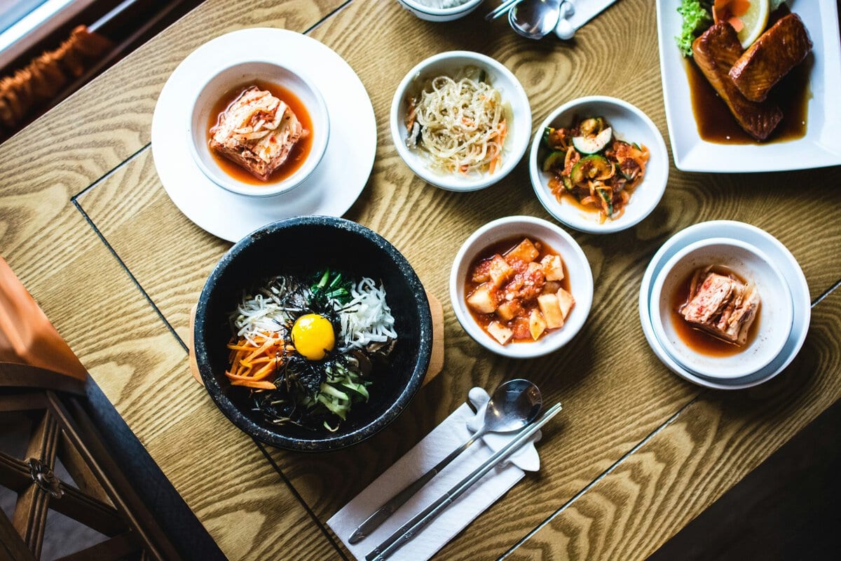 Tafel in restaurant met diverse Aziatische gerechten