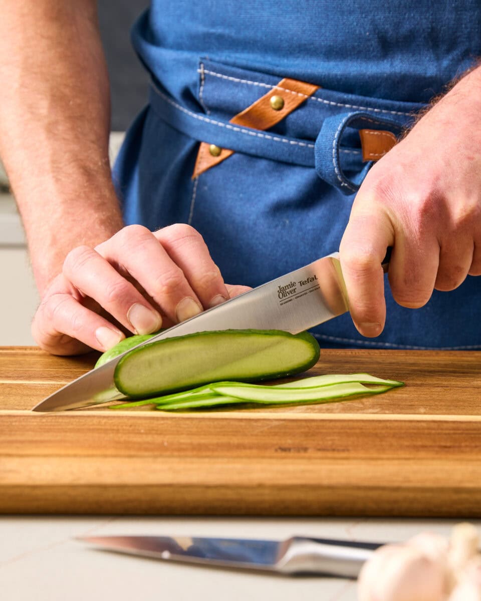komkommer snijden op plank