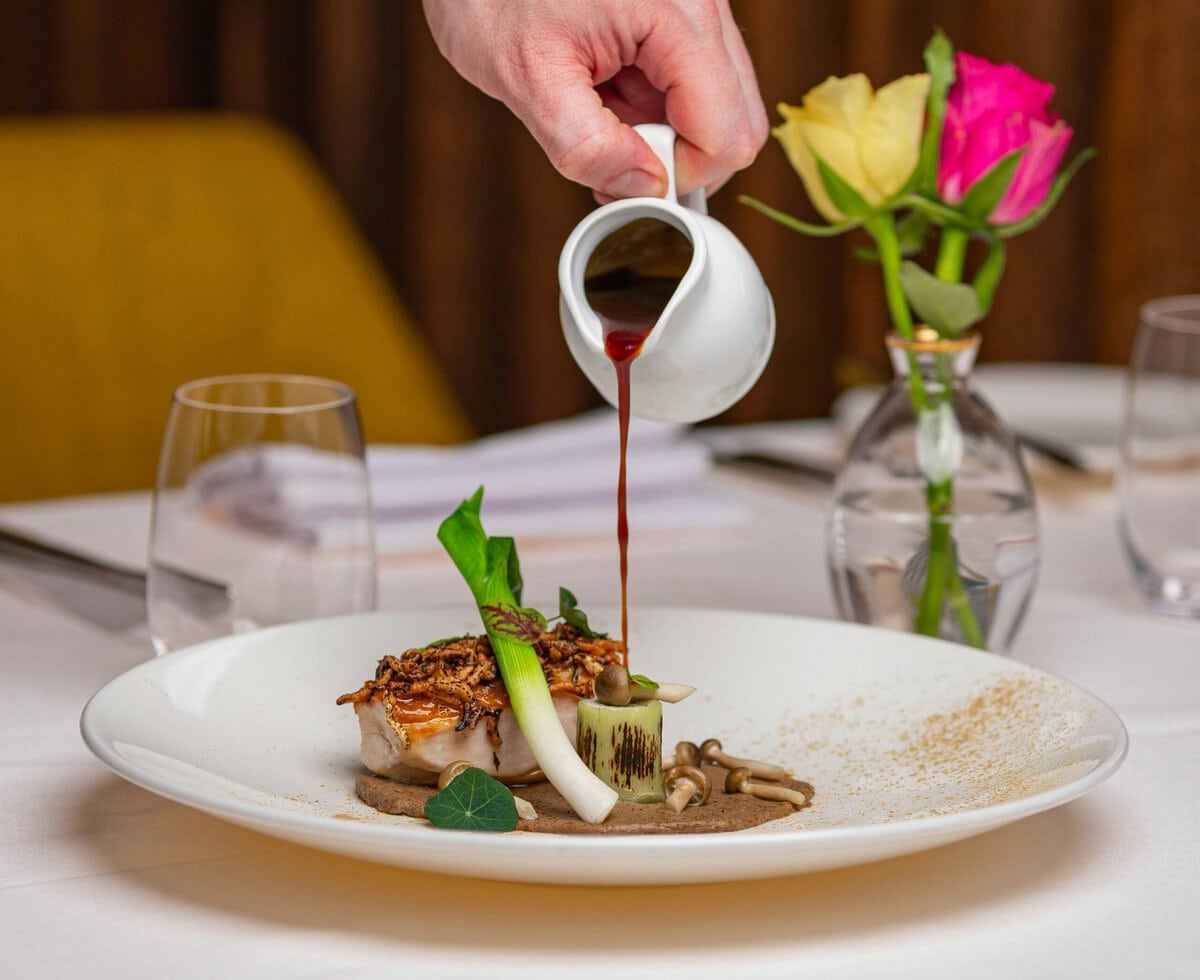 Gerecht net kannetje saus bij een restaurant