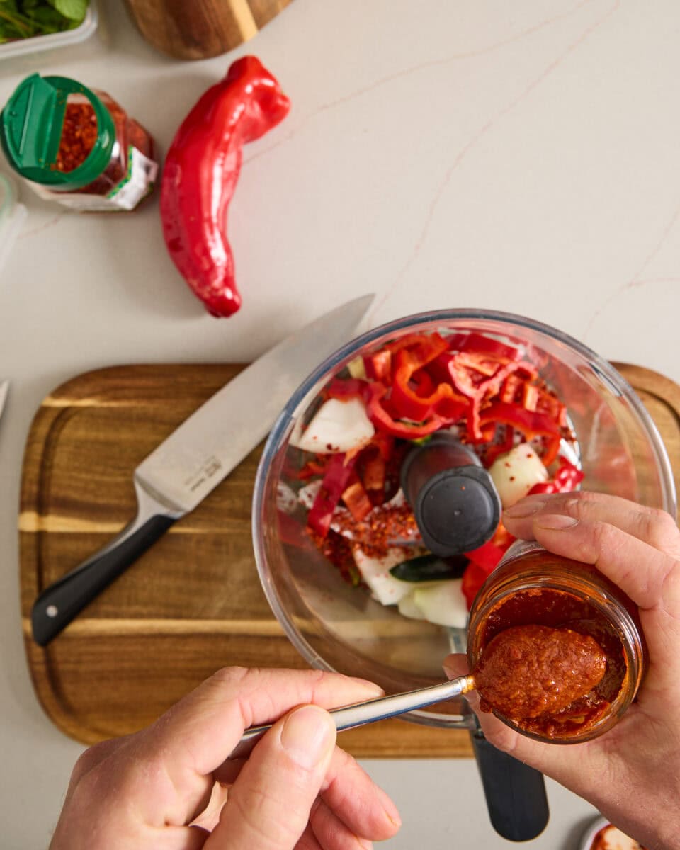 sambal gaat in mixer