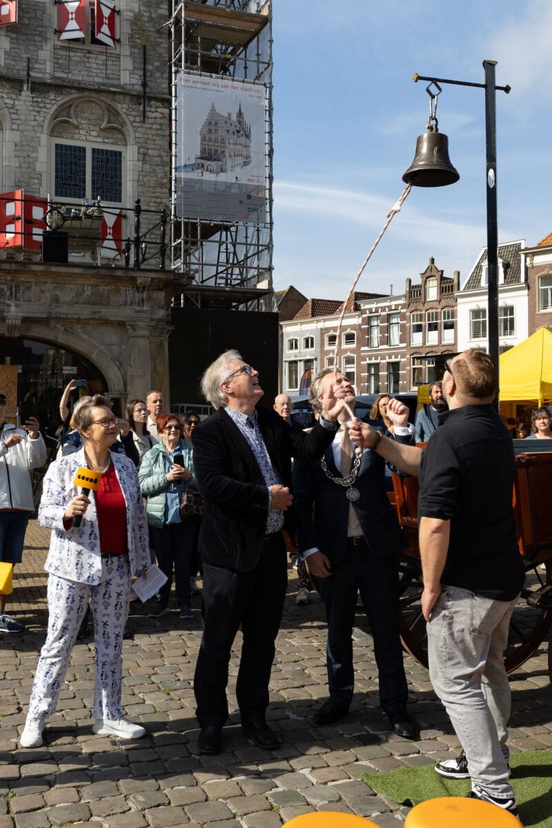 Jury van de Gouda Cheese Awards 2026 luidt de bel van de kaasmarkt