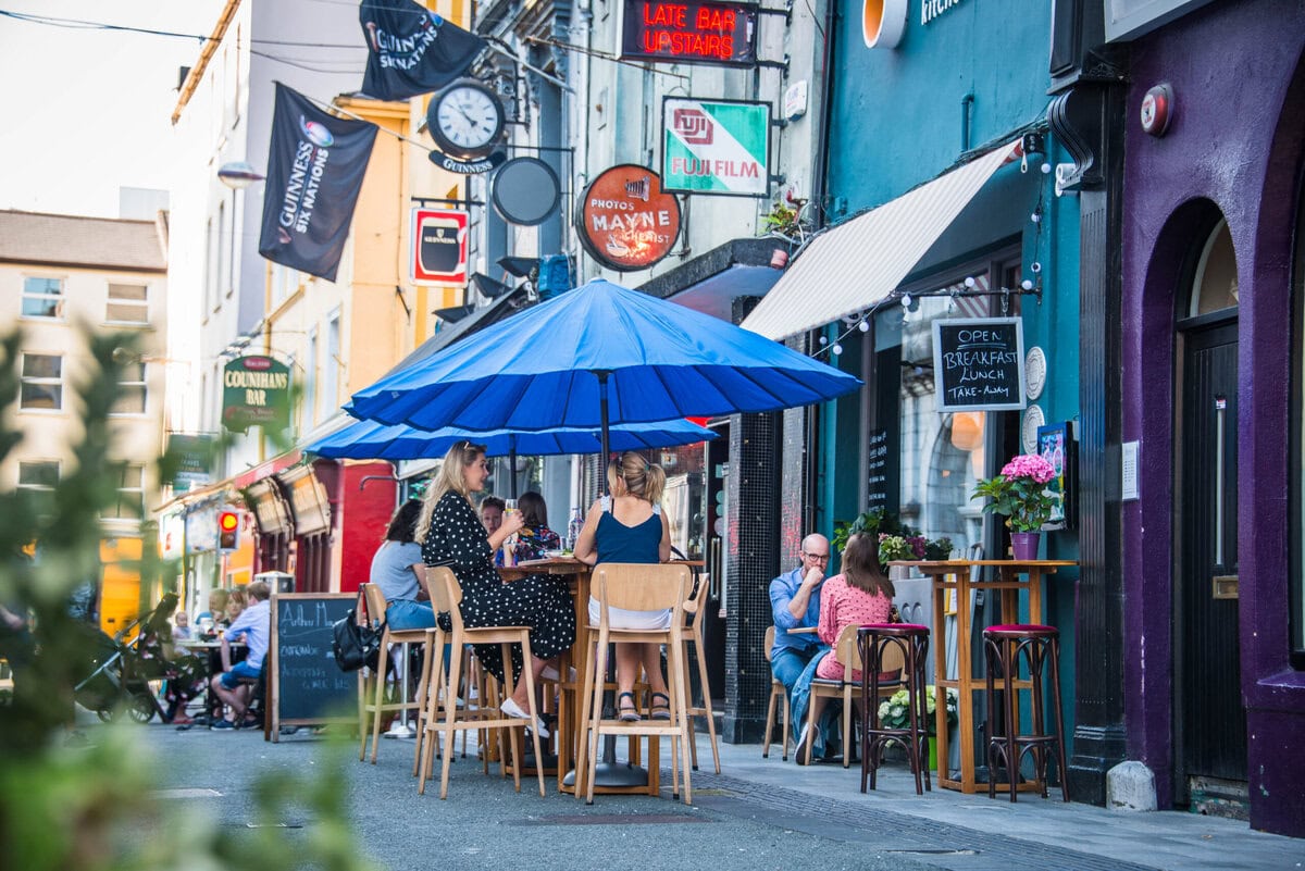 Terras in de zomer in de Ierse stad Cork