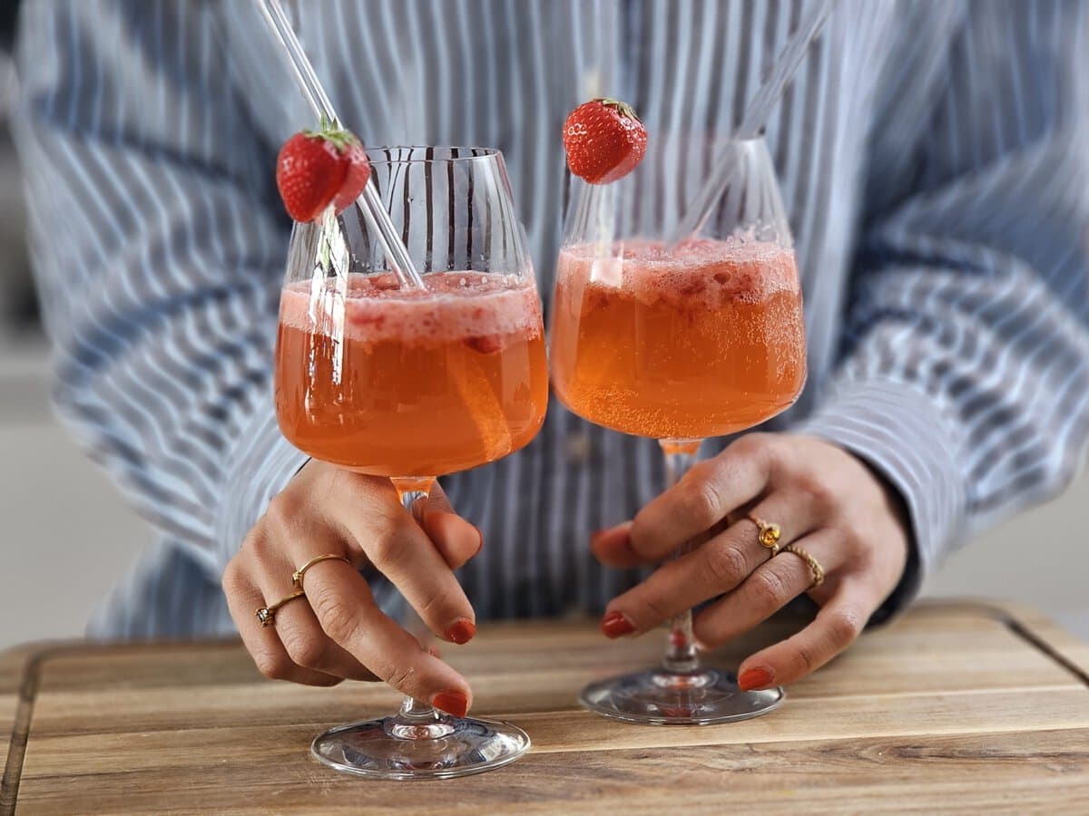 Aardbeienmocktail met rozemarijnsiroop